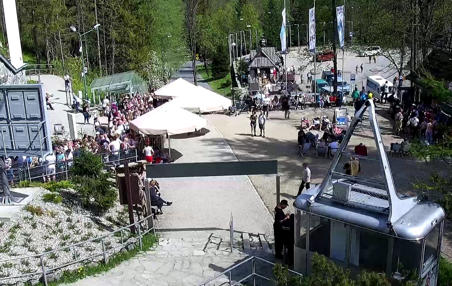 Turyści stoją w kolejce od wczesnego ranka