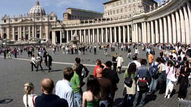 Pielgrzymi czekają w kolejce do grobu Papieża