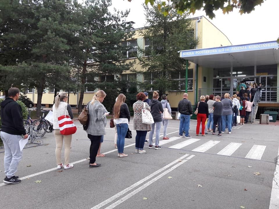 Kolejka do Szkoły Podstawowej nr 5 im. Janusza Kusocińskiego w Nowym Dworze Mazowieckim