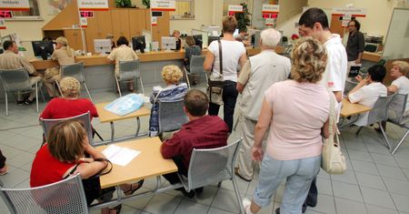 Handel numerkami w kolejce. Kielecki urząd wzywa na pomoc staż miejską do walki z oszustami