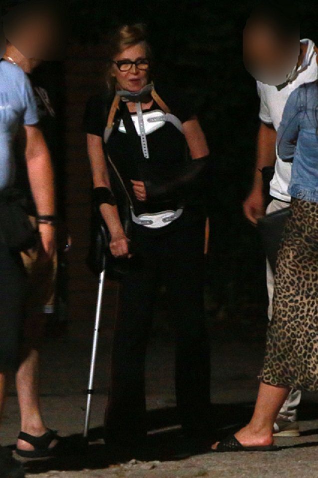 Sylwia Wysocka próbuje wejść do domu w eskorcie policji