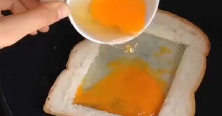 Położył pieczywo tostowe na patelni i zalał je jajkiem. To, co zrobił później jest przepyszne!