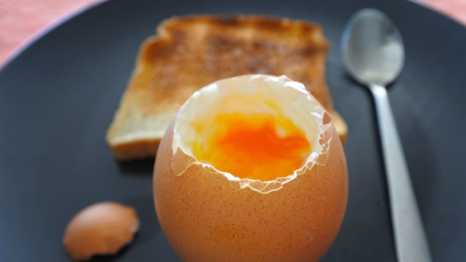 Wcale nie tak łatwo idealnie ugotować jajko na miękko. 