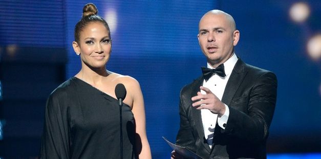Pitbull i Jennifer Lopez śpiewają dla piłkarzy! WIDEO