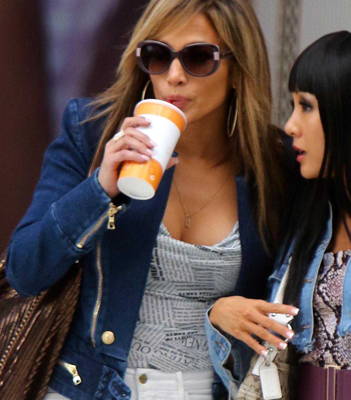 Jennifer Lopez popija kawkę na planie filmu
