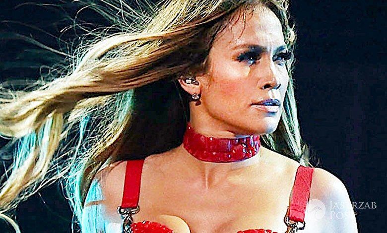 Jennifer Lopez lateksowy stanik