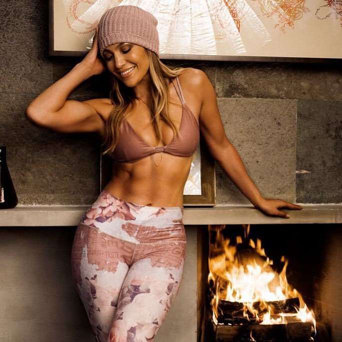 Jennifer Lopez w staniku i zimowej czapce