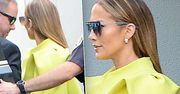 Takiego modowego odlotu dawno nie było! Jennifer Lopez w swojej szalonej żółtej kreacji wygląda jak dziki kanarek!