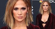 Prawie 50-letnia Jennifer Lopez na Billboards zdeklasowała młodsze gwiazdki! Nowa fryzura, miniaturowy biustonosz i spódnica za… 300 tysięcy złotych!