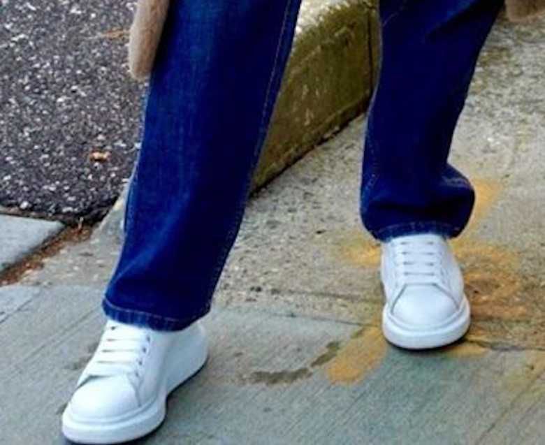 J.Lo nosi luźne spodnie i białe adidasy