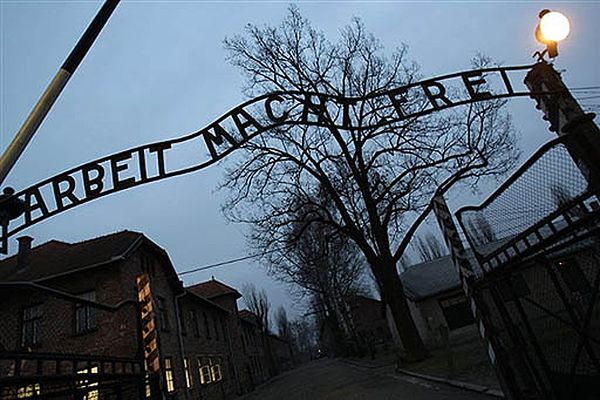 Skandal w Czechach - powiesił kopię napisu z Auschwitz