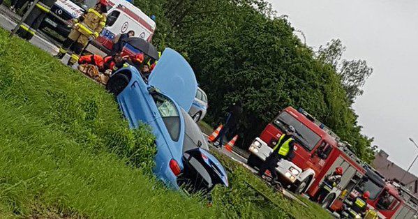 Bmw wjechało w przystanek. Pięć osób rannych