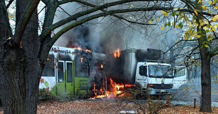 Ciężarówka wjechała pod tramwaj. Po zderzeniu pojazdy stanęły w ogniu