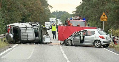 Zderzenie czterech samochodów na DK10. Jedna osoba nie żyje, siedem w szpitalu