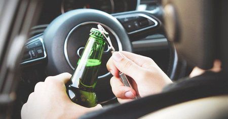 Pijana kobieta w zaawansowanej ciąży uderzyła autem w przydrożne bariery