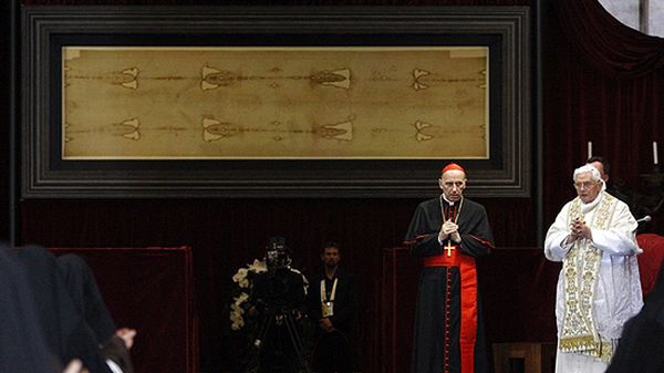 Benedykt XVI przy Całunie Turyńskim