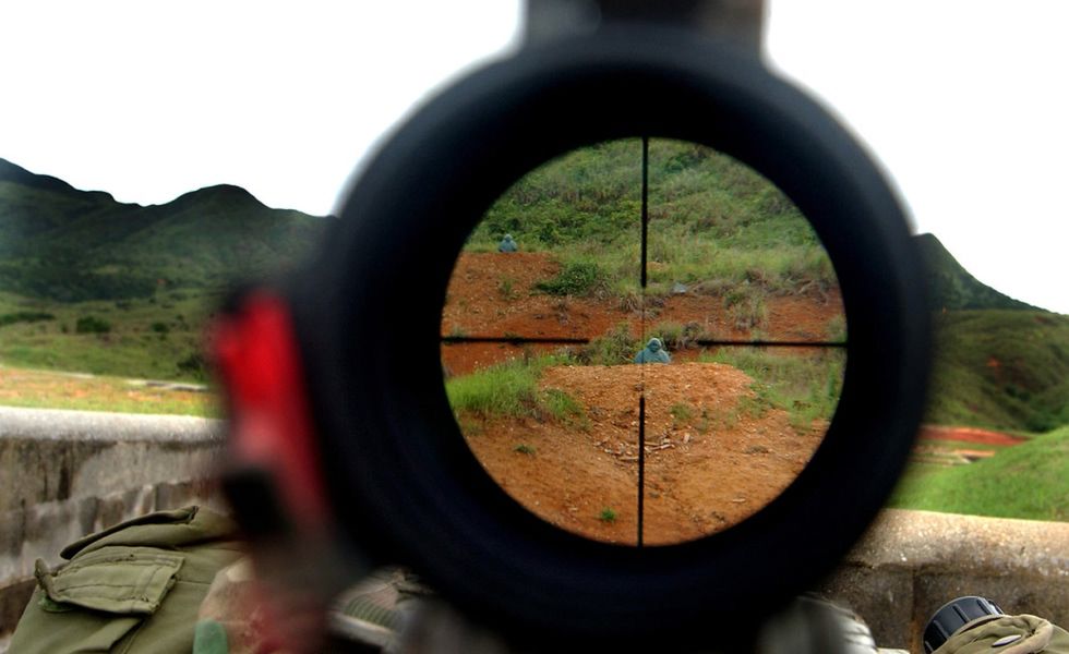 Celownik optyczny przy karabinie snajperskim. 