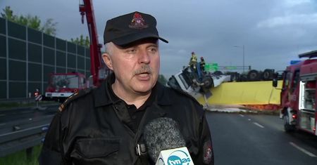 Przewrócona ciężarówka z farbami zablokowała krajową “jedynkę”. Nikt nie ucierpiał