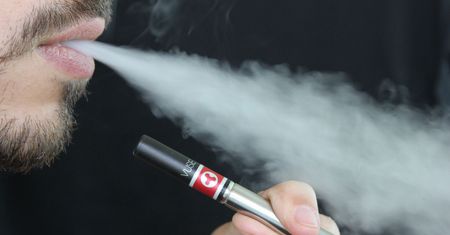 Polscy naukowcy zbadali szkodliwość e-papierosów. Wydzielają one o kilka tysięcy mniej toksycznych substancji niż tradycyjne wyroby tytoniowe