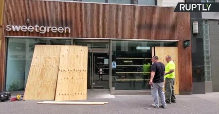 Wielkie sprzątanie na Manhattanie. Sklepy zabezpieczały się przed zamieszkami
