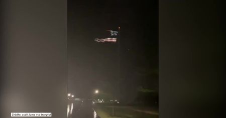 Największa na świecie flaga USA przerwana w pół przez burzę. Wiatru wiał z prędkością 140 km/h