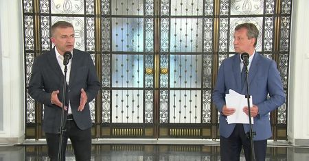 Premier albo nie mówi prawdy, albo nie doczytał dokumentu, który podpisał. Polska została sama z poklepującymi nas po plecach Węgrami