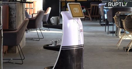 Egipska restauracja zatrudniła uroczego kelnera… robota, aby zachować dystans społeczny