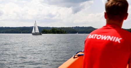 Szczecin: 7 osób wpadło do wody przy wywrotce łodzi motorowej; nie żyje 9 – latka