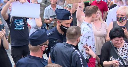 Przepychanki na wiecu A. Dudy we Wrocławiu
