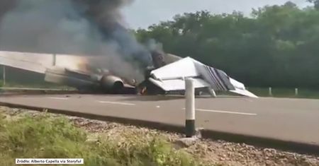 Meksyk: Samolot, którym miały być przemycane narkotyki, wylądował na autostradzie. Maszyna stanęła w płomieniach