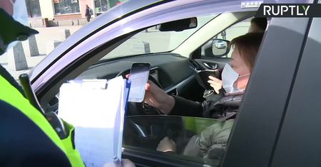 Moskiewska policja kontroluje osoby poruszające się po mieście. Podróżować można tylko ze specjalną przepustką