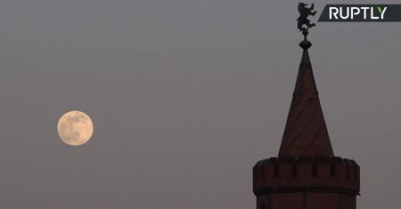 Różowy Księżyc nad Europą. Największa pełnia w tym roku