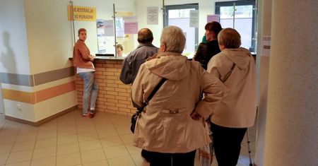 30 proc. zakażeń SARS-CoV-2 poprzez kontakt w szpitalu i przychodni
