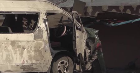 Dziennikarz i jego kierowca zginęli, a cztery osoby zostały ranne w wyniku wybuchu bomby pod minibusem, należącym do prywatnej stacji telewizyjnej