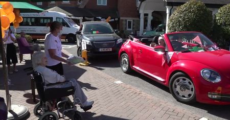 Brytyjski dom opieki umożliwił rodzinom pensjonariuszy… odwiedziny drive-thru. “To naprawdę cudowny pomysł”
