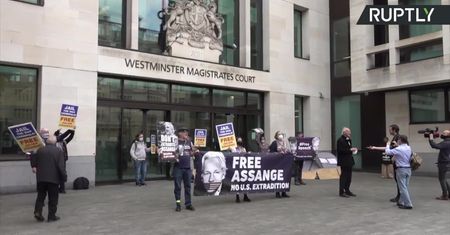 Proces założyciela WikiLeaks ws. ekstradycji do USA odroczony do września. Policja rozproszyła demonstrację sympatyków J. Assange’a