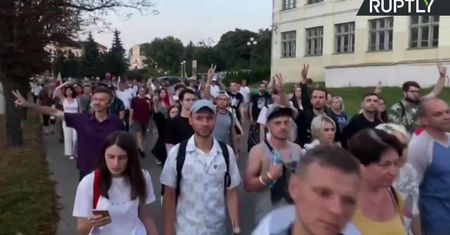 Protest przed aresztem w Mińsku. Demonstranci domagają się wypuszczenia więźniów politycznych, w tym męża S. Cichanouskiej