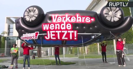 Odwrócony SUV przed siedzibą A. Merkel.