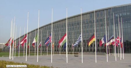 Flagi państw NATO obniżono do połowy masztu. 19. rocznica zamachów z 11 września 2001 r.