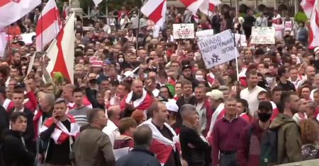Ponad 100 tys. ludzi idzie w Marszu Jedności w Mińsku. Duże siły milicji i wojska w centrum miasta