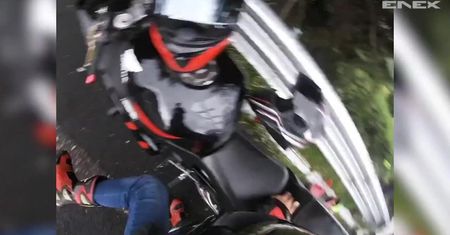 Udzielali pomocy rannemu w wypadku motocykliście, gdy nagle wjechał w nich inny samochód