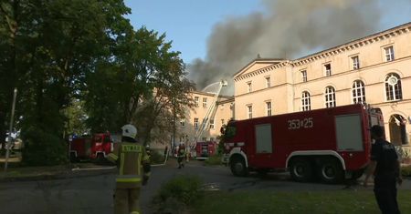 Strażacy opanowali pożar szkoły w Lublińcu. Na razie nie wiadomo, kiedy uczniowie będą mogli wrócić do klas