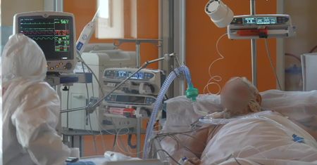 Szpital specjalistyczny w Rzymie pozwolił zajrzeć kamerą na oddział, gdzie leczy się zakażonych koronawirusem