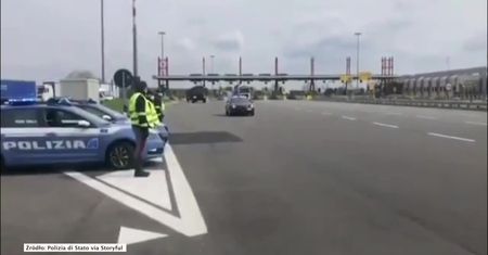 Włoscy policjanci salutują konwojom przewożącym ciała zmarłych na koronawirusa
