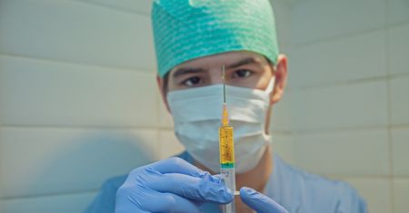 Alergolog: szczepionka przeciw COVID-19 może uczulać tak jak inne