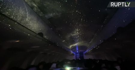 Lot z milionami gwiazd na pokładzie. Japończycy zamienili samolot w planetarium