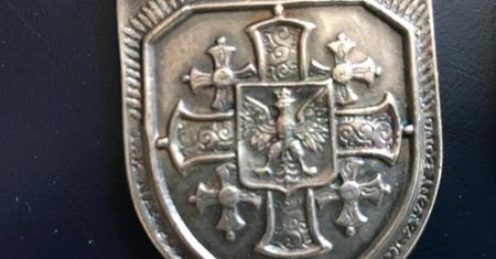 POLICJANCI ODZYSKALI CENNE PRZEDMIOTY – W TYM MIECZ Z EPOKI BRĄZU
