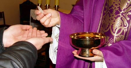 Komisja liturgiczna Episkopatu: komunia na rękę nie jest profanacją