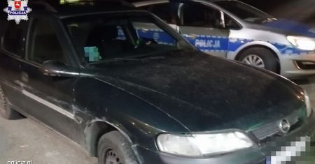 Uderzył w zaparkowany samochód i uciekł. Pijanego kierowcę zatrzymał policjant na urlopie