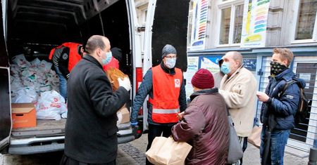 Dania na wynos i świąteczne paczki zamiast tradycyjnej wigilii dla bezdomnych w Poznaniu